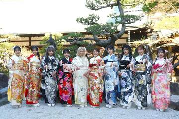 （左から）中川朋香、西由真、池田典愛、芳賀礼、塩月希依音、坂田心咲、坂下真心、板垣心和、福野杏実、福原琴美