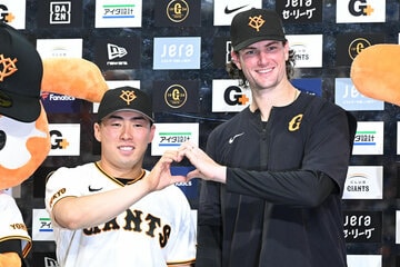 お立ち台に立った浅野翔吾（左）とウィットリー