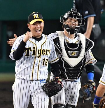  甲子園初完封で笑顔が弾ける阪神・西勇（左）