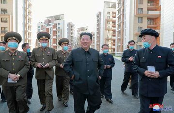  視察する金正恩氏（ロイター）