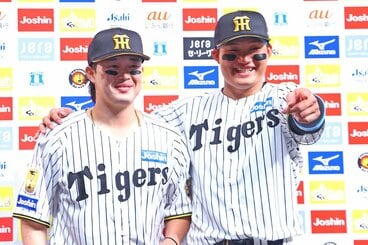 同点打を放った浜田太貴(左)ともに、お立ち台で笑顔の阪神・森下翔太