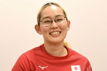 笑顔でインタビューに応じた小穴桃里