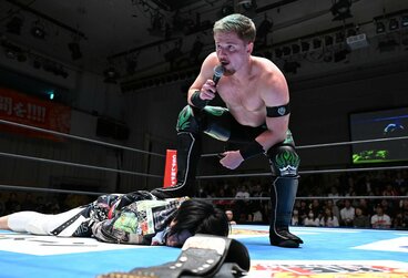王者・YOHを踏みつけるフランシスコ・アキラ