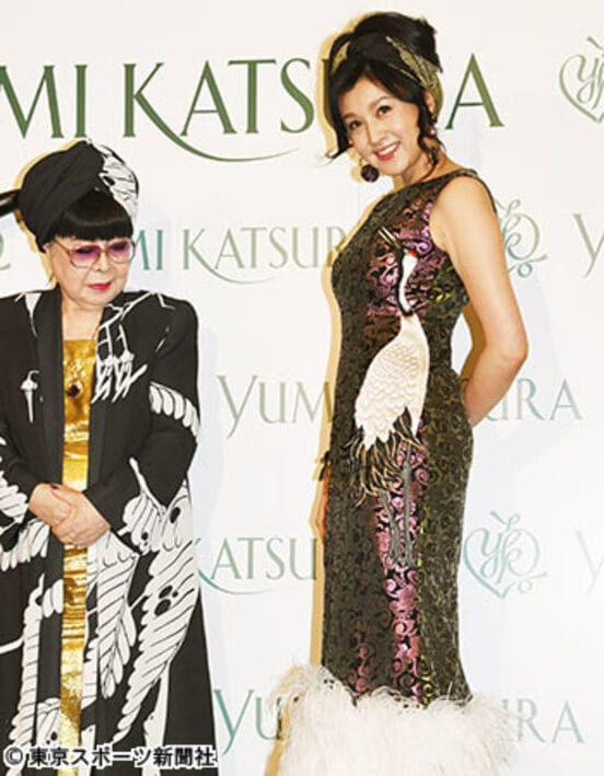 ドレス姿を披露した藤原紀香。左は桂由美