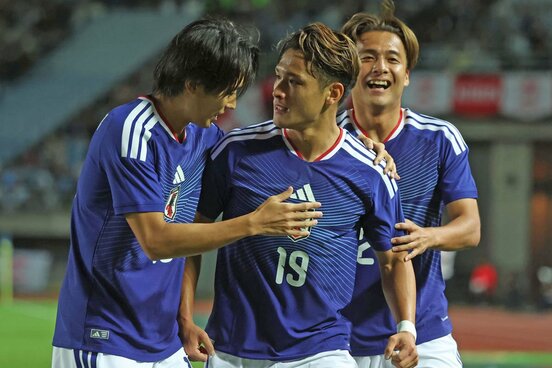 先制ゴールを決めた松木(中央)