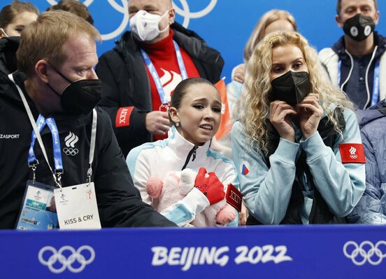  渦中のワリエワ（中央）。右がタラソワコーチ（ロイター）