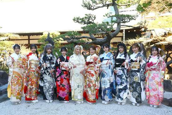 （左から）中川朋香、西由真、池田典愛、芳賀礼、塩月希依音、坂田心咲、坂下真心、板垣心和、福野杏実、福原琴美