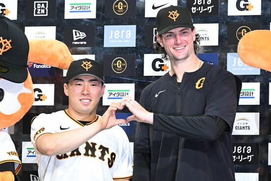 お立ち台に立った浅野翔吾(左)とウィットリー