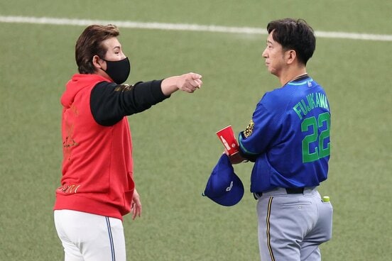 試合前に阪神・藤川監督(右)と談笑する日本ハム・新庄剛志監督