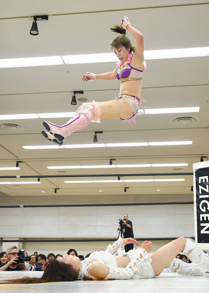 心希(下)をダイビング・エルボーで仕留めた桜井麻衣