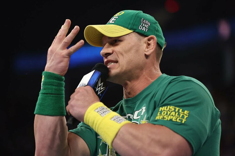 「見えっこねえ！」のポーズをするジョン・シナ（©WWE）