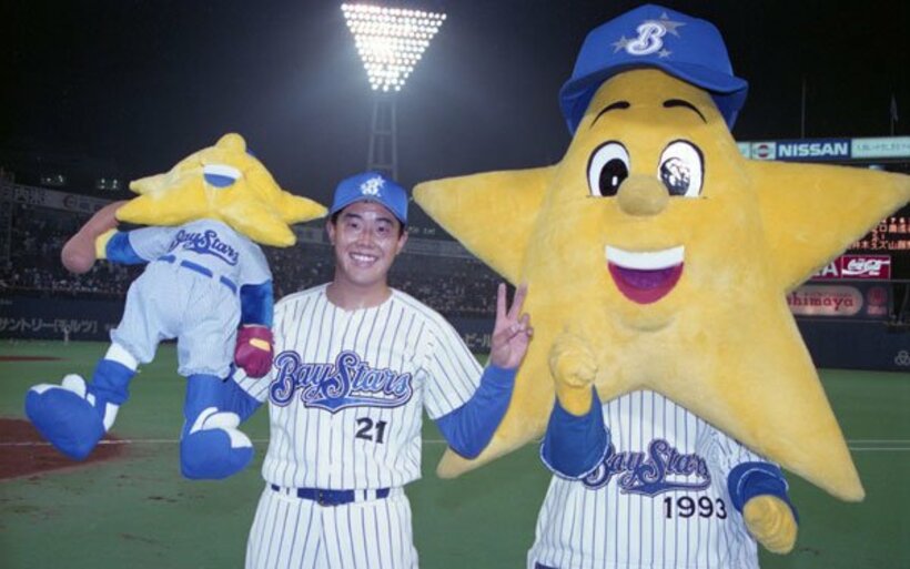  ９３年、チーム名もユニホームも一新した（左はエースの野村投手）