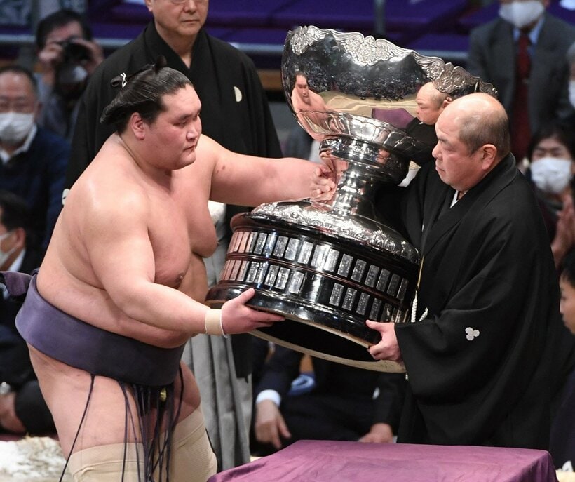  八角理事長から内閣総理大臣杯を授与される照ノ富士(東スポWeb)