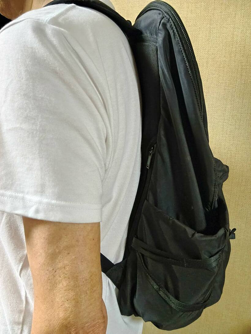 荷物を背中にピタッとくっつけると…