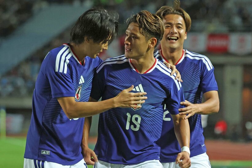 先制ゴールを決めた松木（中央）