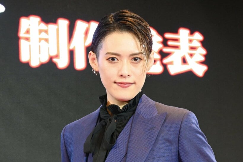制作発表に出席した翼和希