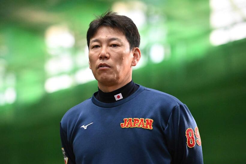 投手練習を視察後、取材に応じた井端監督（代表撮影）