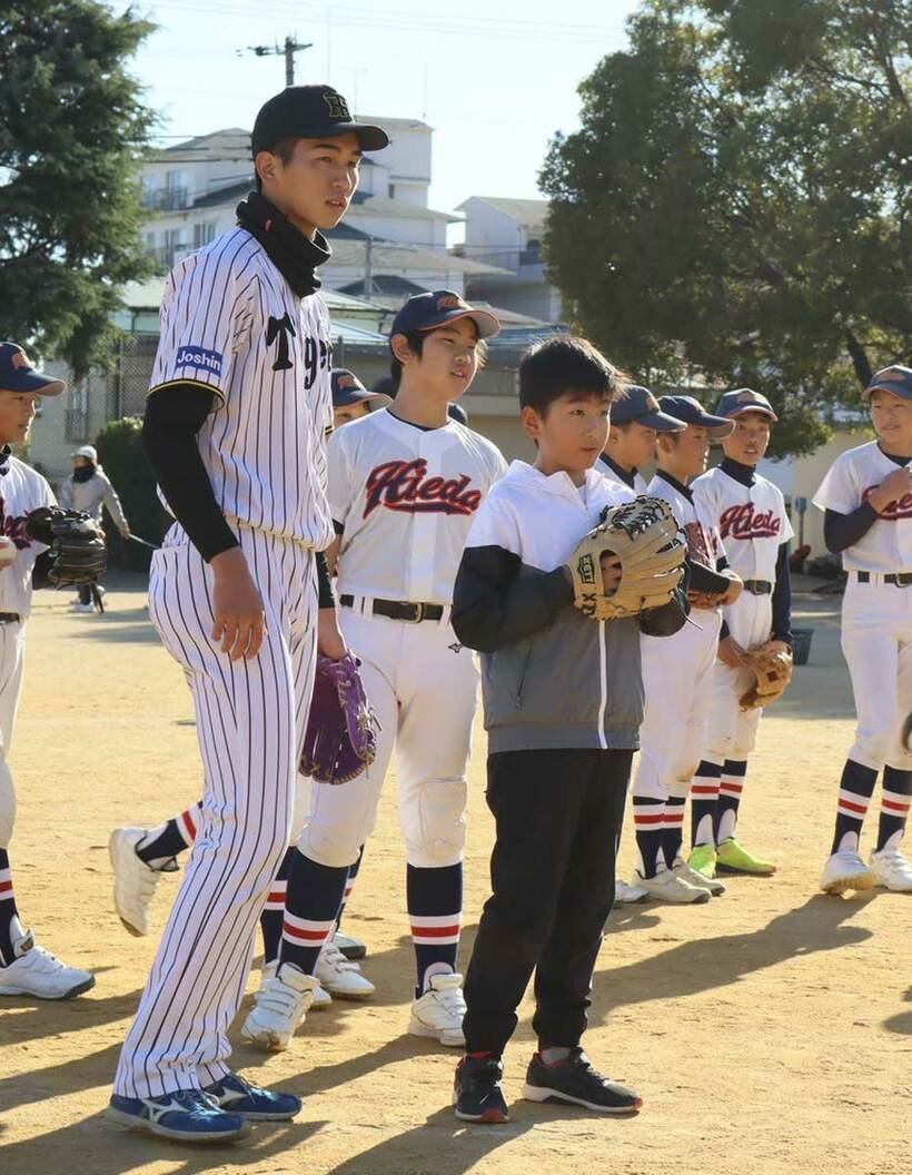 野球教室に参加した阪神・今朝丸