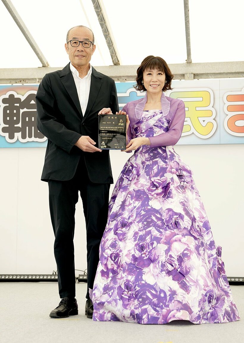 輪島市長の坂口茂氏(左)から輪島塗の委嘱状が授与される水森かおり