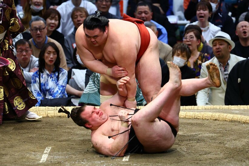 隆の勝のはたき込みで５敗目を喫した安青錦（下）