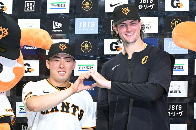 お立ち台に立った浅野翔吾（左）とウィットリー