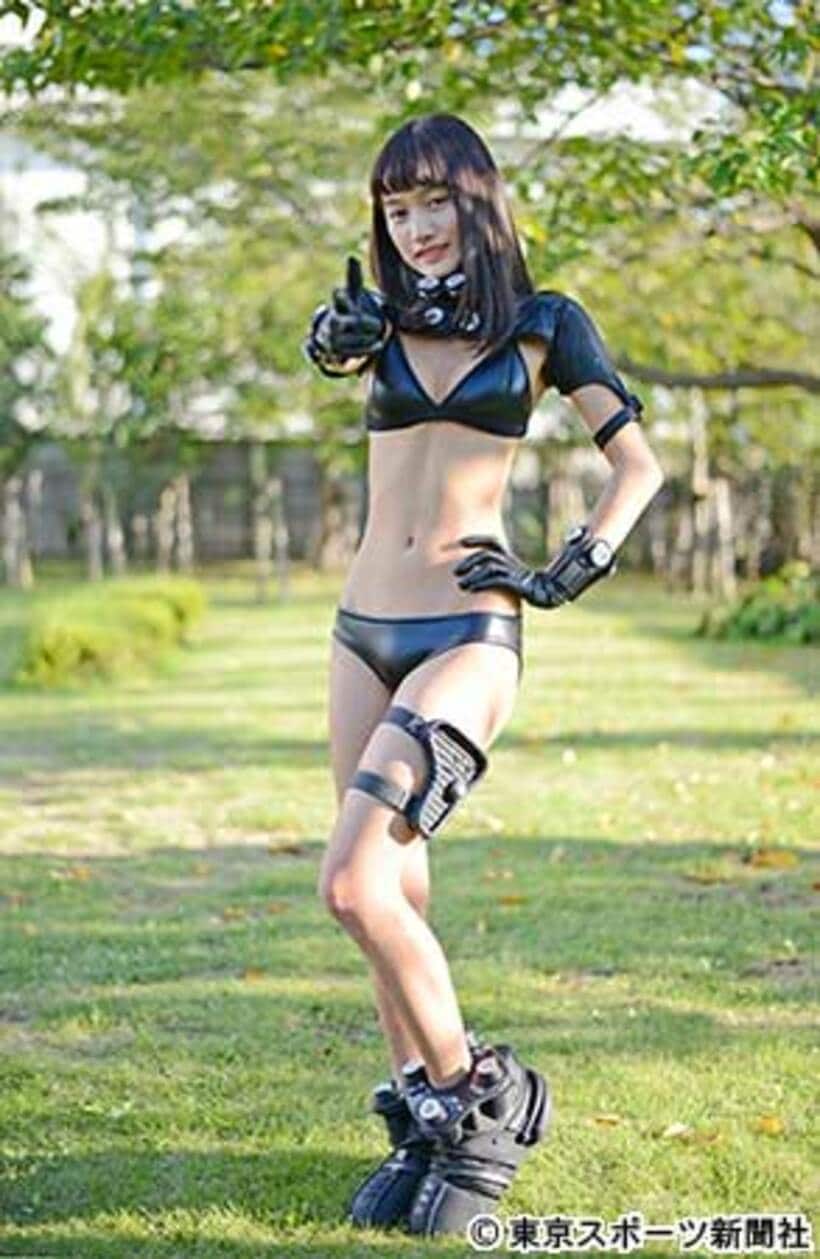 ガンツ仕様の黒ビキニを着て来社したモデル・武田あやな