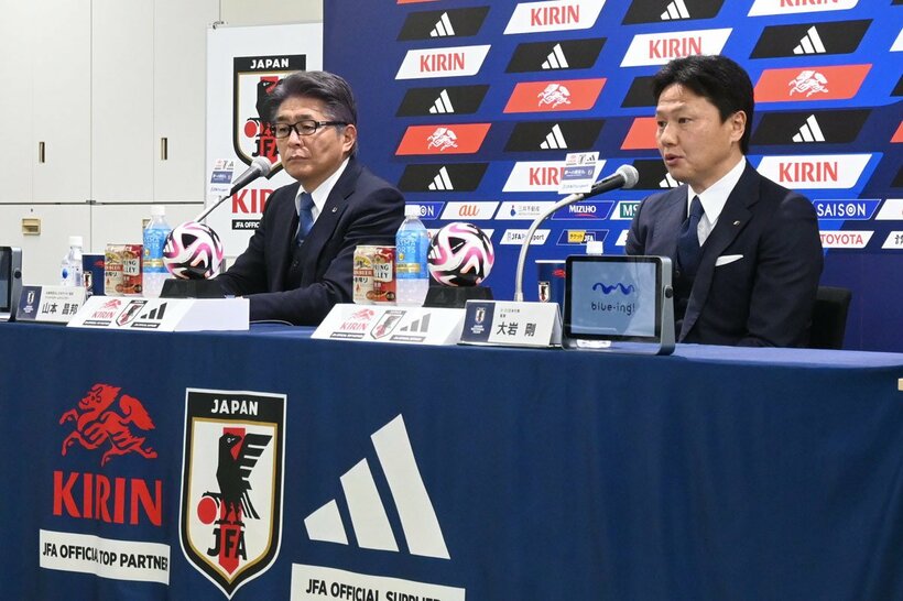 U－２３日本代表の大岩剛監督（右）と山本昌邦ナショナルチームダイレクター