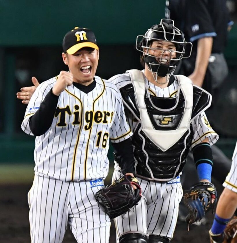  甲子園初完封で笑顔が弾ける阪神・西勇（左）