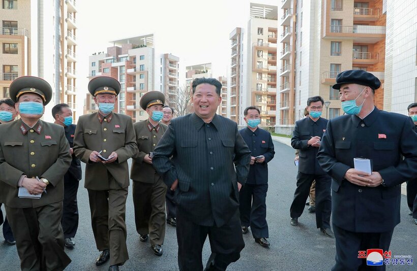  視察する金正恩氏（ロイター）