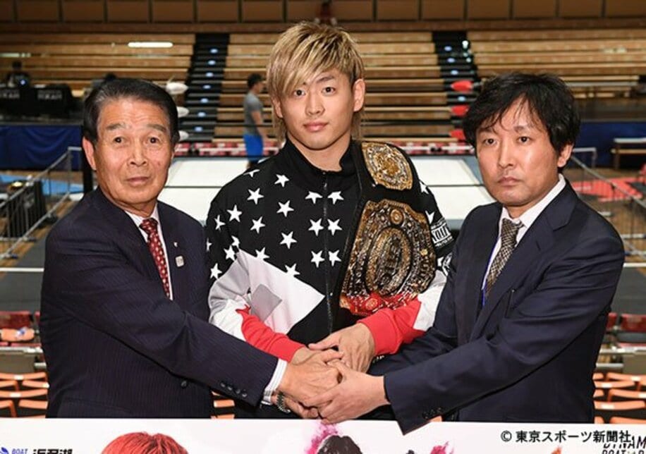  （左から）菅本企業長、清宮、武田社長がガッチリ握手を交わした