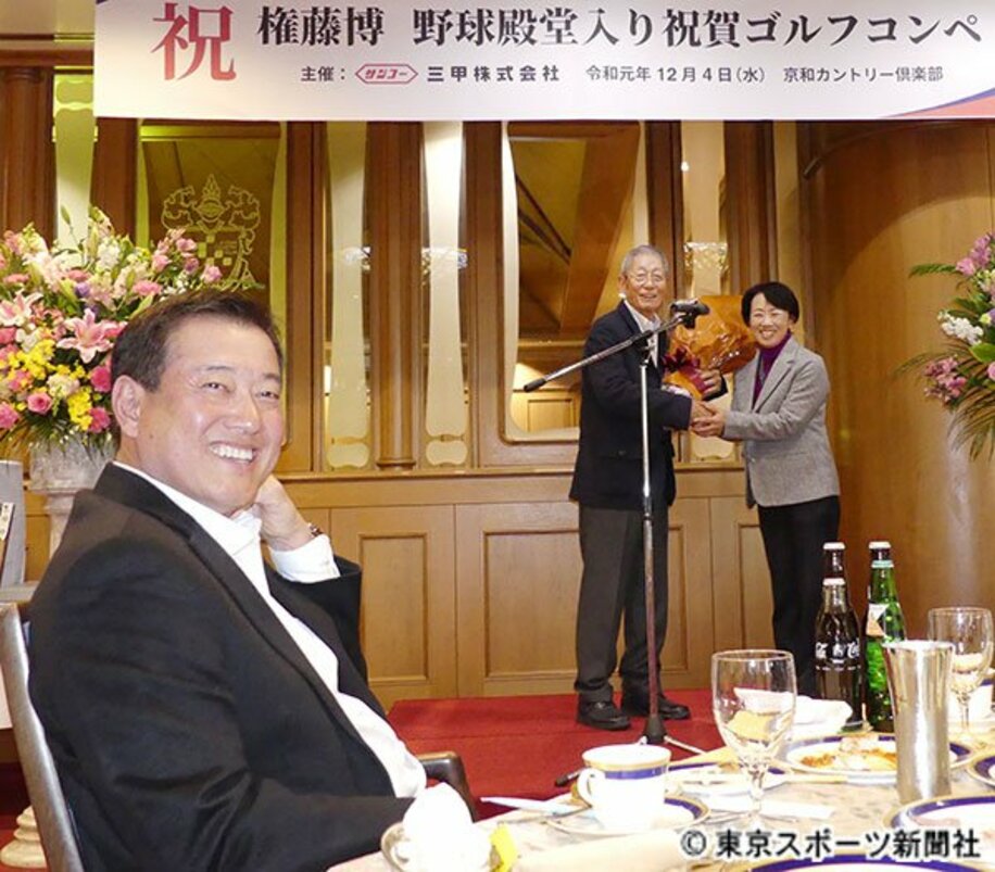  権藤氏（中央）の野球殿堂入り祝賀ゴルフコンペに出席した森口祐子プロ（右）と巨人・原監督
