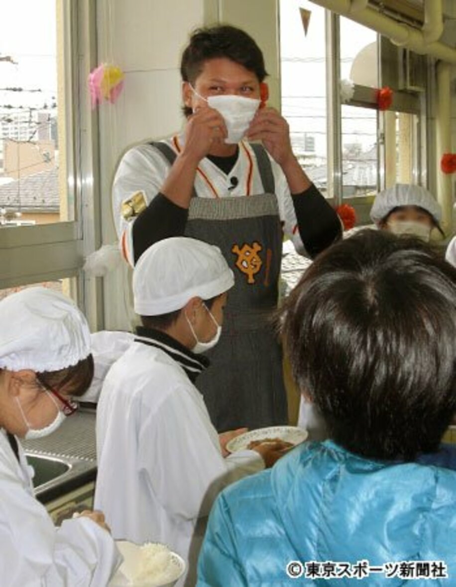 小学校を訪問し、給食の配膳を手伝う坂本