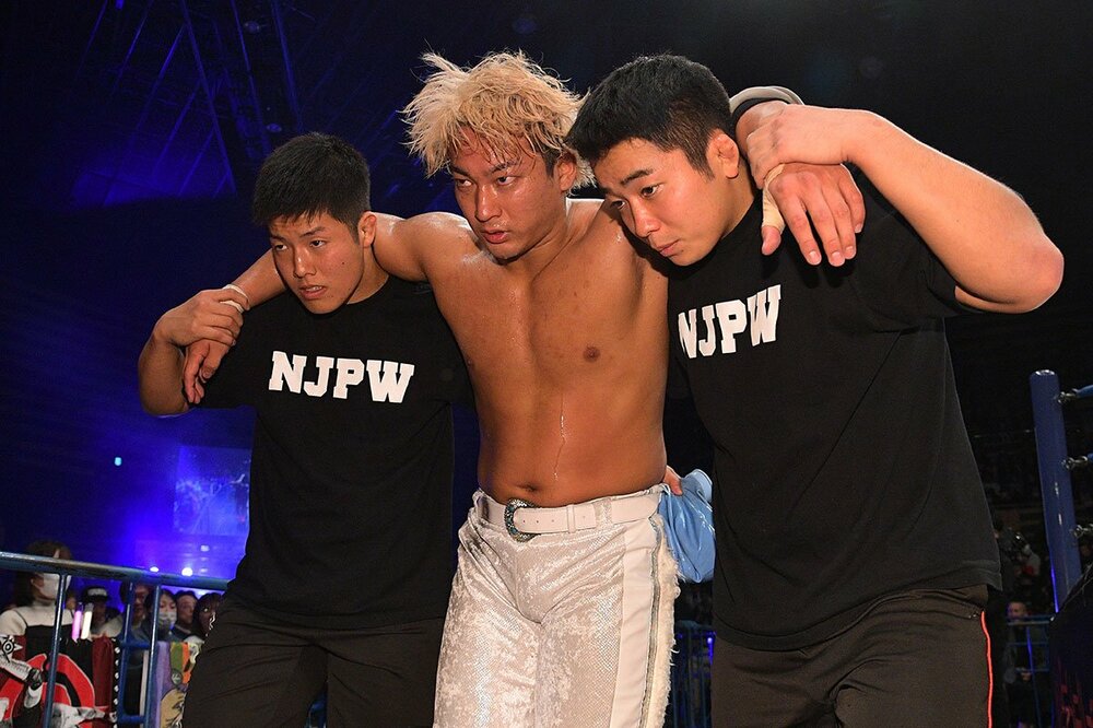 初戦敗退の海野はセコンドの肩を借りてリングを後にした