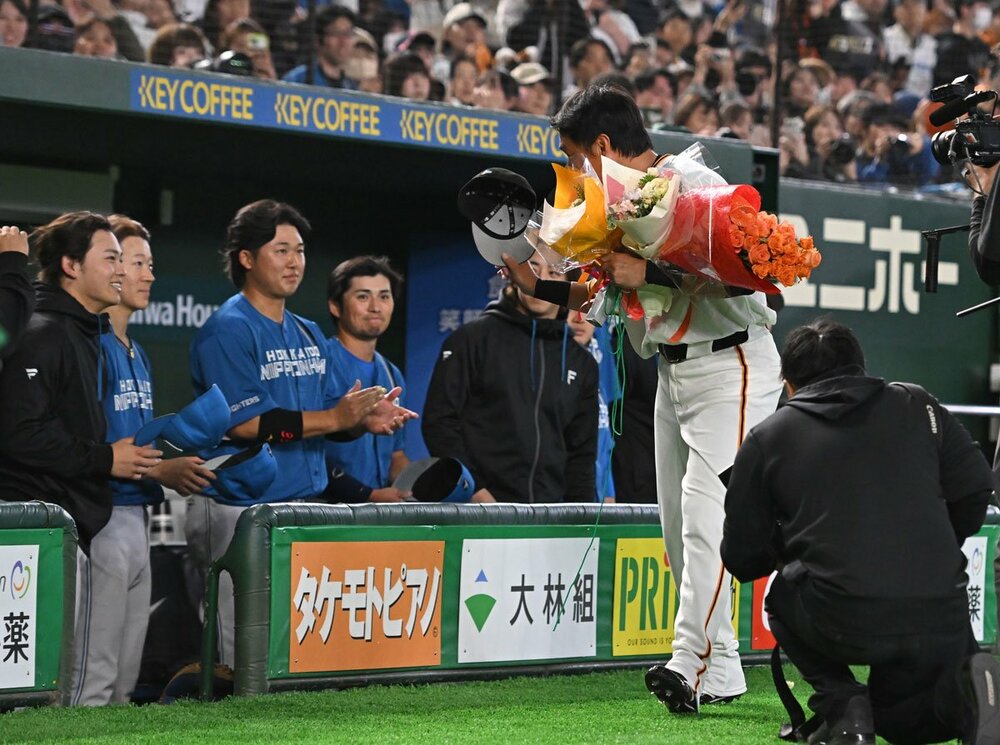 日本ハムベンチにもあいさつする長野