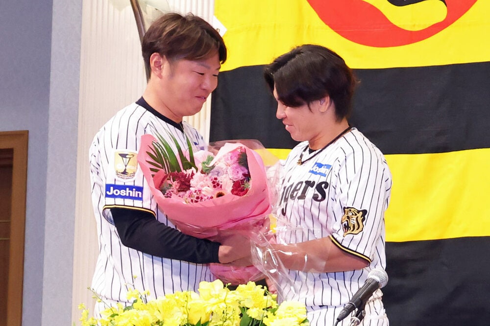 梅野隆太郎から花束を贈られる西勇輝(左)