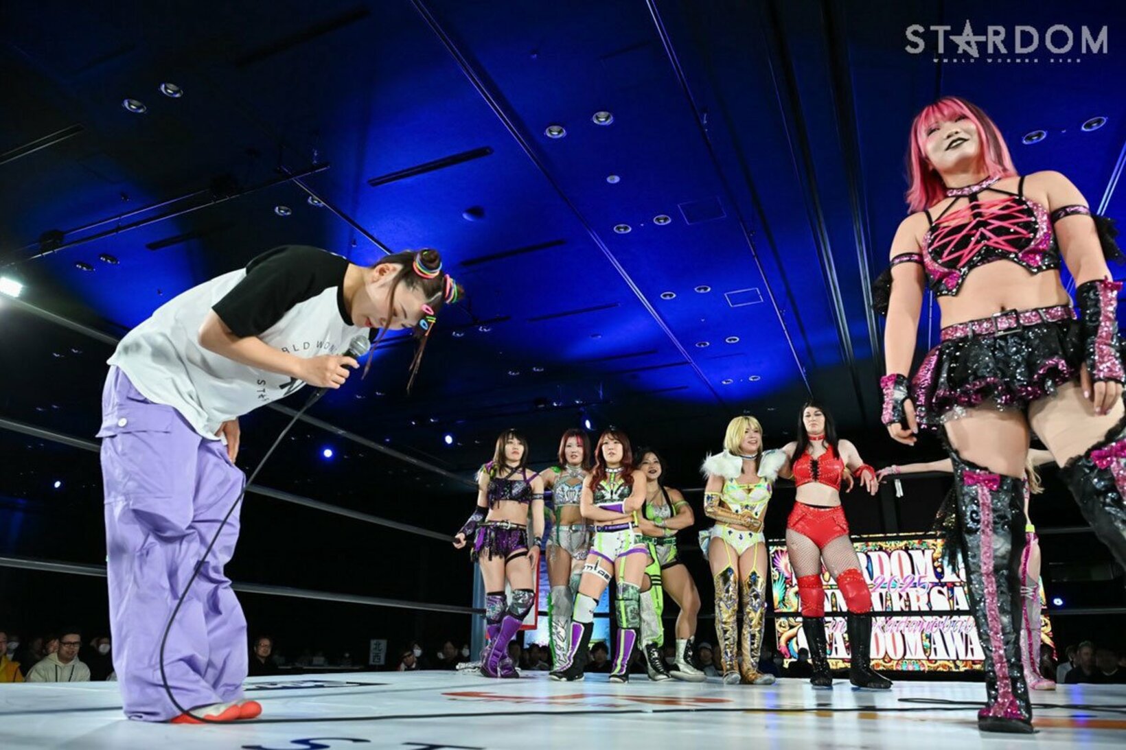 吏南（右）から一騎打ちを要求され頭を下げるフワちゃん（C）スターダム