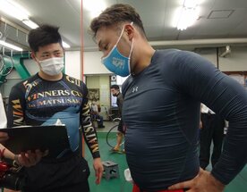  森田優弥（左）の申し入れにたじろぐ郡司浩平
