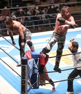  コーナーのタイガーマスクを２人がかりでいたぶる石森(左)とファンタズモ(右)