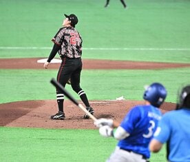 ２回、ＤｅＮＡ・宮下朝陽（右）に満塁本塁打を浴びた巨人・竹丸和幸