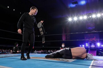  ジュニアのベルトでデスペラード(右)を殴打したＳＨＯ