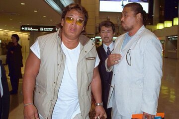 サイパン合宿から帰国した長州力（左）と谷津嘉章（右、02年12月）
