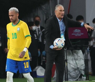  ネイマール（左）とチチ監督（東スポWeb）