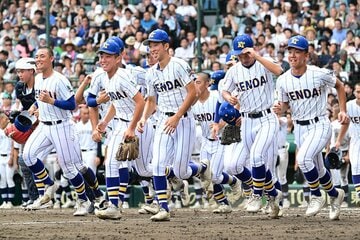 勝利し笑顔で整列へ向かう健大高崎ナイン