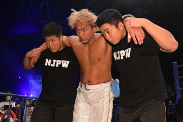 初戦敗退の海野はセコンドの肩を借りてリングを後にした