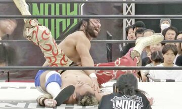 激闘の末、丸藤正道(下)を仕留めたジャック・モリス（©NOAH/WRESTLE UNIVERSE）