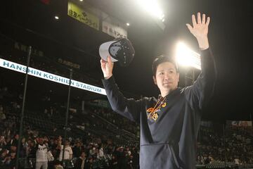 ファンの声援に応える田中