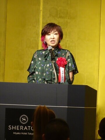 「令和７年度　第７５回芸術選奨」贈呈式に登壇した清水ミチコ