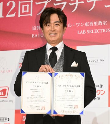 ベストプラチナエイジスト男性部門賞を受賞した石黒賢