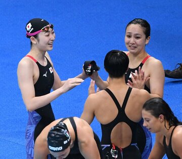  タイムを見て喜ぶ（左から）池江、小西、渡部