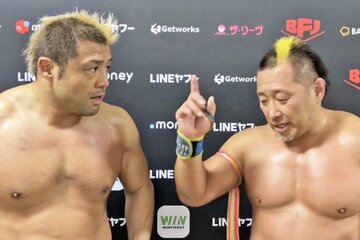 コンビ解消を告げる近藤修司(右)と、驚く征矢学（©NOAH）